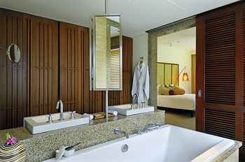 Deep Soaking Bathtub